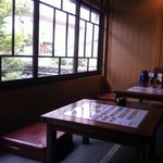 博多　弁天堂 - 2階のお座敷に案内されました。外にはもみじがあります