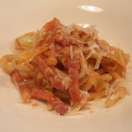 ソラリア - 縮緬キャベツとパンチェッタの極太手打ち麺トマトソース