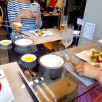 ＬＥ ＣＯＵＰＬＥ ＤＡＴＥ - まったりと会食中。オリーブオイルの小皿は、セリアで入手したものではないかと鑑定、おそらく正解。