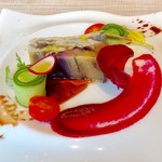 ＬＥ ＣＯＵＰＬＥ ＤＡＴＥ - 前菜。アナゴと茄子のテリーヌ。2色のソースと付け合わせが鮮やか。