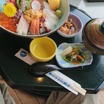 Shisaido - 南三陸丼。お刺身の下にご飯。