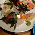 博多ちかっぱ食堂 どげん - 刺身盛り合わせ980円(サーモン・マグロ・カンパチ・イサキ・アイナメ・ヒラメ・タコ)