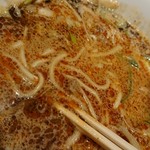 都来 - 焦がしマー油の担々麺(テーブルの辛味とラー油を投入)