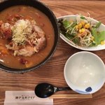 神戸元町ドリア - 「2種のチーズでグリルしたチキンのスパイシーカレードリア」980円(税抜)＋「サラダ・ドリンクセット」380円(税抜)