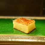 鮨駒 - キャラメリゼされた玉子焼き