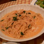 イタリア食堂コン・パンナ - 小エビのトマトクリームパスタ