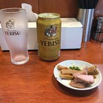 麺処ほん田 - 「エビスビール 缶350ml」350円とおつまみ