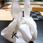 日本料理 藤井 - 先付　こちらのお店の手ぬぐいで包まれています