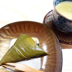 日本料理 藤井 - 笹の包みに入ったお菓子