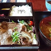 十二段家 本店 - シャキシャキサラダと牛肉塩焼き弁当   アップ