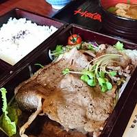 十二段家 本店 - シャキシャキサラダと牛肉塩焼き弁当   牛肉塩焼きアップ