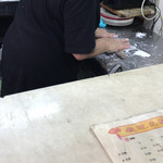 台湾風粥専門店 阿里 - 阿里(ワンタンを作っているところ)