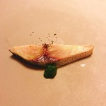 イチリン ハナレ - ゴマサバの烏龍茶燻製