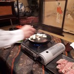 Takuambotantei - 牛鍋はお店の方が作ってくれます♪