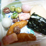 Kyouararekyoutogionshuugetsu - 小袋の中身　豆菓子とおかき