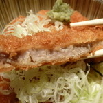 旬彩酒房 一の木 - 塩とんかつ丼：ロース(900円)　※とんかつ断面