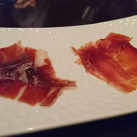 バル デ エスパーニャ ムイ 名古屋ミッドランド店 - 生ハム二種（ハモンベジョータ、ハモンセラーノ）