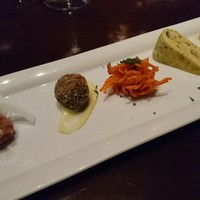 バル デ エスパーニャ ムイ 名古屋ミッドランド店 - タパス5種類盛り合わせ （スモークサーモンwith青唐辛子、イカ墨ライスコロッケとアリオリソース、人参のサラダ、スペイン風オムレツ、タコのガルシア風）
