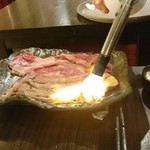 酉や 喜兵衛 - 目の前で炙る、大判炙り牛ユッケ風。