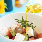 ギリシャ家庭料理 フィリ - グリークサラダ　ギリシャ直輸入のオリーブオイルとホワイトバルサミコ酢で 