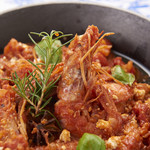 ギリシャ家庭料理 フィリ - 有頭エビのハーブたっぷり　フェタチーズ風味のトマトソース焼き　