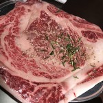 焼肉ホルモンくろおび - はみでるカルビ