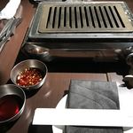 焼肉ホルモンくろおび - ロースターとタレ