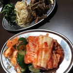 焼肉ホルモンくろおび - キムチとナムル盛り合わせ