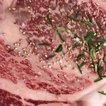焼肉ホルモンくろおび - はみでるカルビ アップ