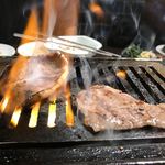 焼肉ホルモンくろおび - はみでるカルビ