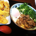 丸亀製麺 - 牛とろ玉うどん+天ぷら３種