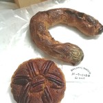 パーラー江古田 - 持ち帰りで、ブルーチーズのくるみパン270円とピーカンナッツのタルト360円。税抜き　20180716