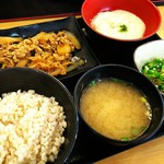 Yoshinoya - 麦とろ牛皿定食。朝定食にもおすすめ。麦とろ牛皿定食。とろろ芋、オクラ、味噌汁、牛皿がセットになった吉野家の定食。牛丼と迷ったけど、これにしました。