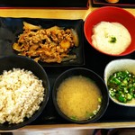 吉野家 - 麦とろ牛皿定食。とろろ芋、オクラ、味噌汁、牛皿がセットになった吉野家の定食。