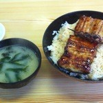 山信 - 特鰻丼1000円。美味い味噌汁と白菜の漬け物食べ放題！
