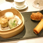 香港風揚げと蒸しの点心5種　揚物　タロイモ揚げ　海老春巻き　蒸物　海老蒸し餃子　ニラと海老の蒸し餃子　餅米シュウマイ