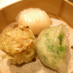 中国飯店 富麗華 - 海老蒸し餃子　ニラと海老の蒸し餃子　餅米シュウマイ