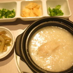 中国飯店 富麗華 - 鶏肉とピータンのお粥　薬味3種　ザーサイ