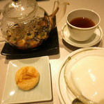 中国飯店 富麗華 - 杏仁豆腐　中国花茶　小菓子