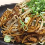 大分名物 日田やきそば まる喜 - デコ前アップ，太麺＋もやし多