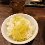 支那麺 はしご - ご飯と沢庵