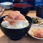 やまみ - 天ぷらが来る前に食べ放題の明太子と高菜の油炒めで一膳目のご飯を完食
