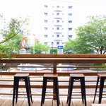 Tinys Yokohama Hinodecho - 大岡川側カウンター席