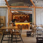 Tinys Yokohama Hinodecho - 高架下の店内　バーカウンター席