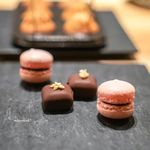 長谷川 稔 - 長野県エルダーフラワーのボンボンショコラ 長野県黒すぐりのマカロン