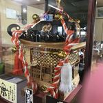 女良食堂 - 店内に神輿が飾ってあります