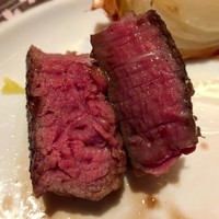 SAMURAI dos Premium Steak House 八重洲鉄鋼ビル店 - 左がナチュラルアンガス、右が讃岐オリーブ