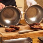 お肉屋 けいすけ 三男坊 - 丁寧に焼かれた牛タンは暫し休ませてから…