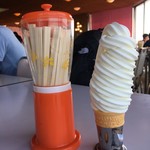マルカンビル大食堂 - 割り箸で食べる巨大ソフトクリーム