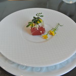 アキヒサ ハンダ - 長崎産本マグロ赤身　カリフラワー　マリーゴールド